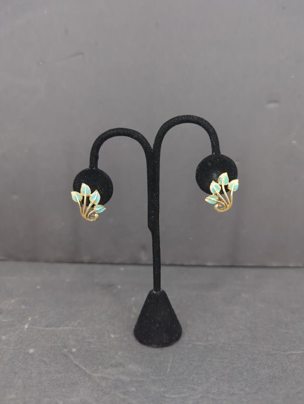 Vintage Coro Gold Tone Leaf Scroll Screw Back Earrings Retro Mid Century - Picture 1 of 9